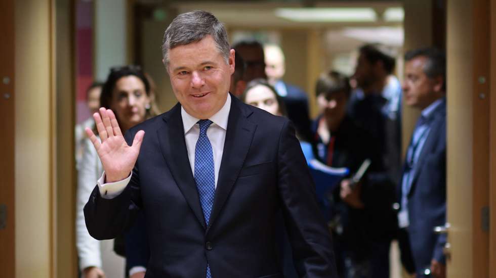 epa12094011 Eurogroup President Paschal Donohoe waves as he arrives for the Eurogroup finance ministers' meeting in Brussels, Belgium, 12 May 2025.  EPA/OLIVIER HOSLET