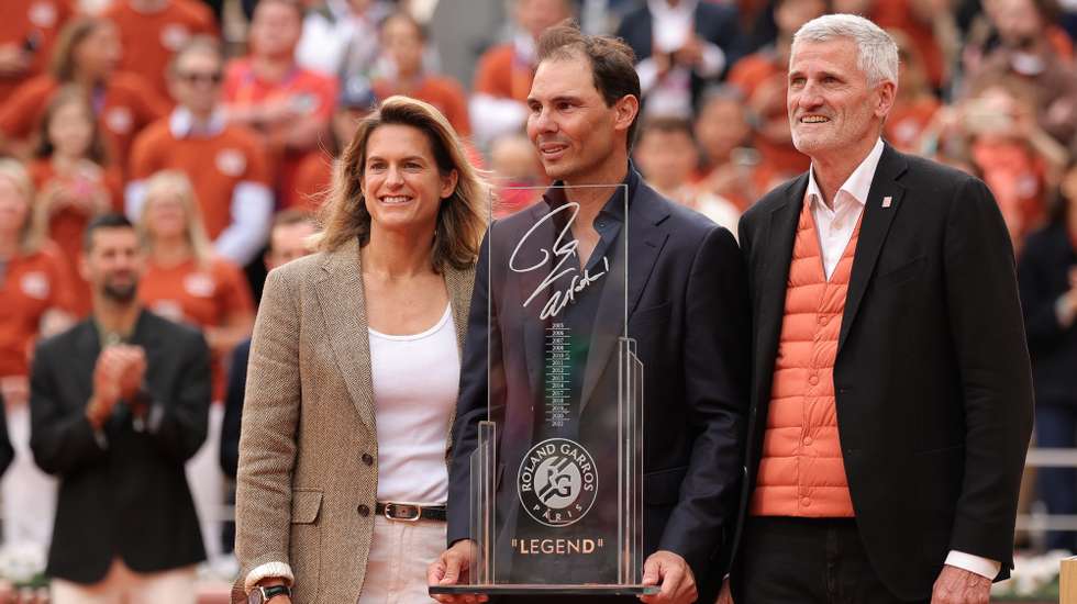 epa12134589 Spanish tennis player Rafael Nadal poses with his special trophy during his honouring ceremony at the Court Philippe Chatrier at the French Open Grand Slam tennis tournament at Roland Garros in Paris, France, 25 May 2025. Nadal made his first appearance at the French Open in 2005 and won the title 14 times. Left is Roland Garros tournament director Amelie Mauresmo, right is the President of the French Tennis Federation, Gilles Moretton.  EPA/TERESA SUAREZ
