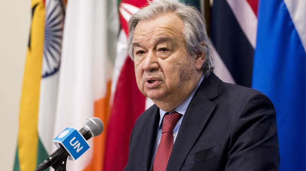 epa09856151 United Nations Secretary-General Antonio Guterres talks with reporters about UN efforts to help broker a humanitarian ceasefire between Russia and Ukraine at United Nations headquarters in New York, New York, USA, 28 March 2022.  EPA/JUSTIN LANE