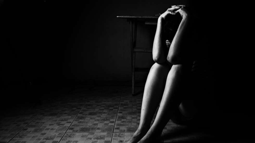 Violação. Mulher sozinha em desespero