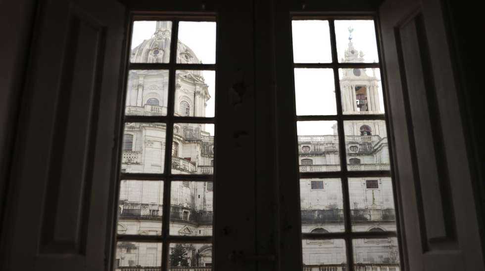 Os sinos e os carrilhões do Palácio de Mafra vão tocar a partir de 01 de fevereiro, após obras de restauro, depois de os primeiros sinais de deterioração surgirem a 11 de setembro de 2001, remetendo-os ao silêncio. Os 119 sinos e os dois carrilhões ficaram sujeitos a um “silêncio forçado” durante 20 anos, à espera de obras de requalificação e “presos” por andaimes desde 2004, 23 de janeiro de 2020. (ACOMPANHA TEXTO DA LUSA DE 28 DE JANEIRO DE 2020) TIAGO PETINGA/LUSA