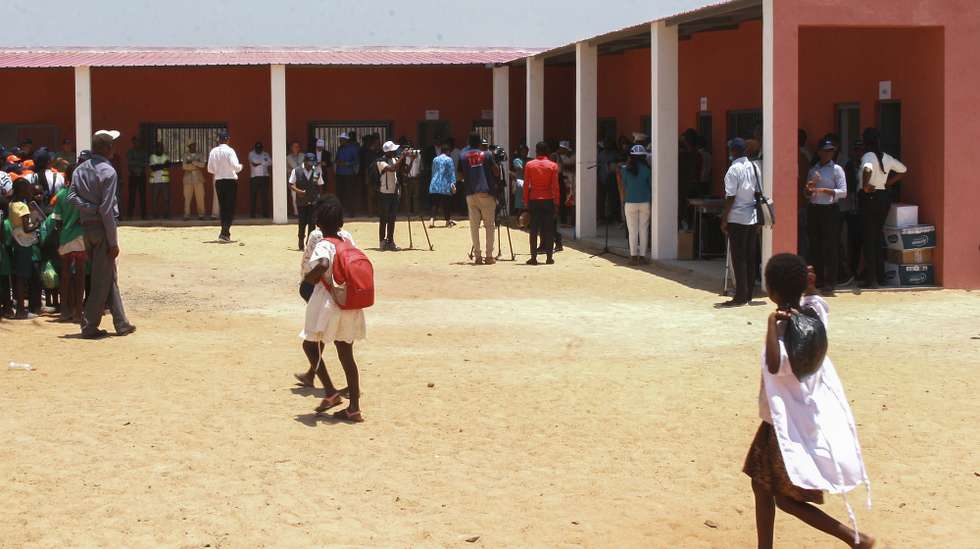 Usar as escolas como ponto de partida para melhorar a vida das crianças e comunidades vulneráveis do Cunene, uma das províncias angolanas mais atingida pela seca, é o objetivo do projeto Porto Seguro, que inaugurou hoje uma nova escola, Cunene, Angola, 24 de outubro de 2022.  AMPE ROGÉRIO/LUSA