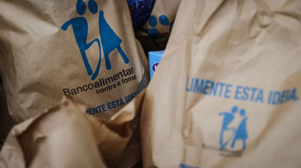 Voluntários trabalham na recolha de alimentos nas instalações do Banco Alimentar Contra a Fome, em Lisboa, 27 de novembro de 2021. Nos próximos dias 27 e 28 de novembro, a campanha de recolha de alimentos promovida pelos Bancos Alimentares Contra a Fome volta a ter equipas de voluntários nos supermercados de todo o país, a convidar os portugueses, de forma mais pessoal, à partilha de alimentos com as famílias com necessidades para que possam ter, não só um Natal mais feliz, mas alimento à mesa todos os dias.  RODRIGO ANTUNES/LUSA