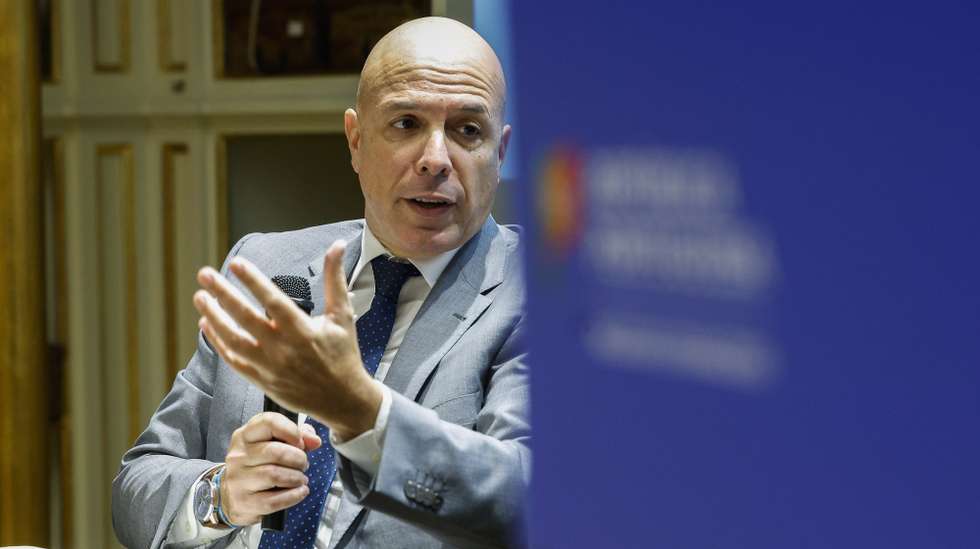O secretário de Estado das Comunidades Portuguesas, Paulo Cafôfo, intervém durante a apresentação do Relatório da Emigração 2021, no Palácio das Necessidades, em Lisboa, 11 de janeiro de 2023. ANTÓNIO PEDRO SANTOS/LUSA