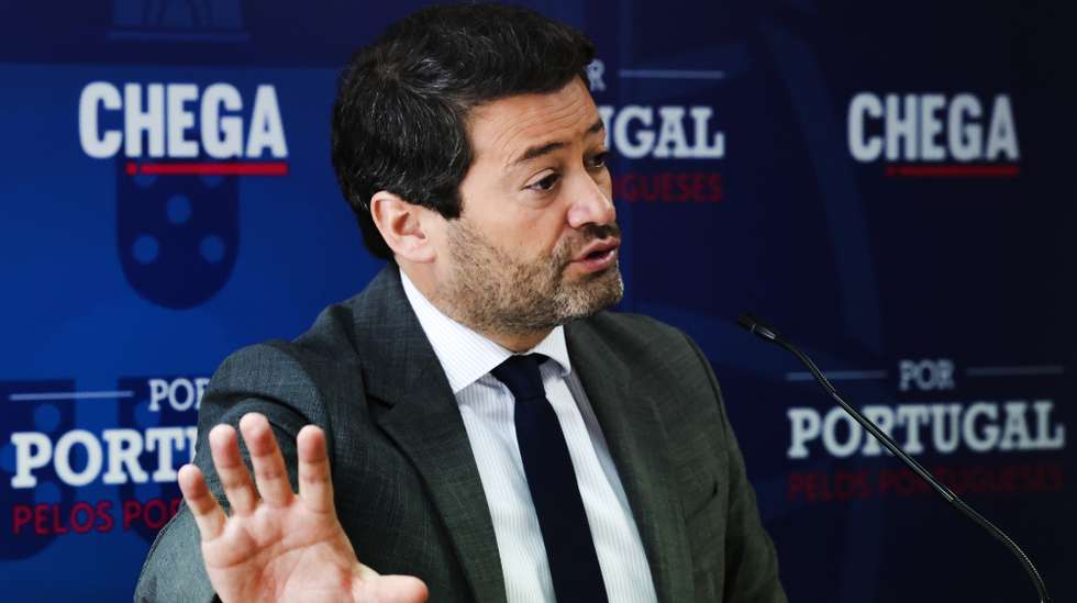 O presidente do CHEGA, André Ventura, durante a conferência de imprensa sobre noticias ontem avançadas relativamente ao ministro das Finanças, Fernando Medina, na sede do partido, em Lisboa, 21 de fevereiro de 2023. MANUEL ALMEIDA/LUSA