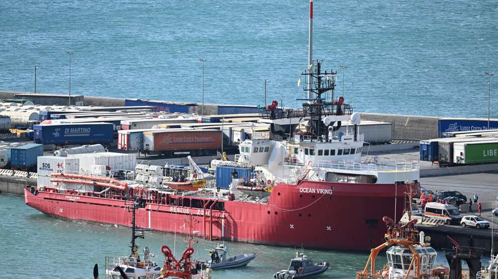 epa10557911 A general view on the ship Ocean Viking moored at the port of Salerno, Italy, 04 April 2023. The search-and-rescue ship reached Salerno port earlier the day with 92 migrants, 51 of them minors, on board who were rescued off the Libyan coast.  EPA/Massimo Pica