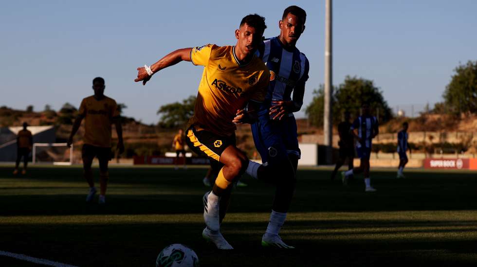 Matheus Nunes voltou a defrontar o FC Porto e fez a assistência para o único golo do Wolverhampton por Pedro Neto