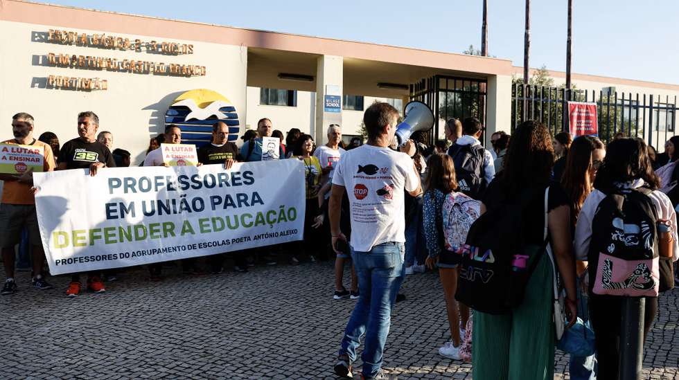 Protesto de professores em greve convocado pelo sindicato de todos os profissionais da educação (STOP) em frente à escola EB 2/3 D Martinho Castelo Branco em Portimão,19 de setembro de 2023. A greve nacional inclui todos os trabalhadores docentes e trabalhadores com funções docentes, bem como todos os outros trabalhadores que exerçam a sua atividade profissional  no setor da educação.LUIS FORRA/LUSA
