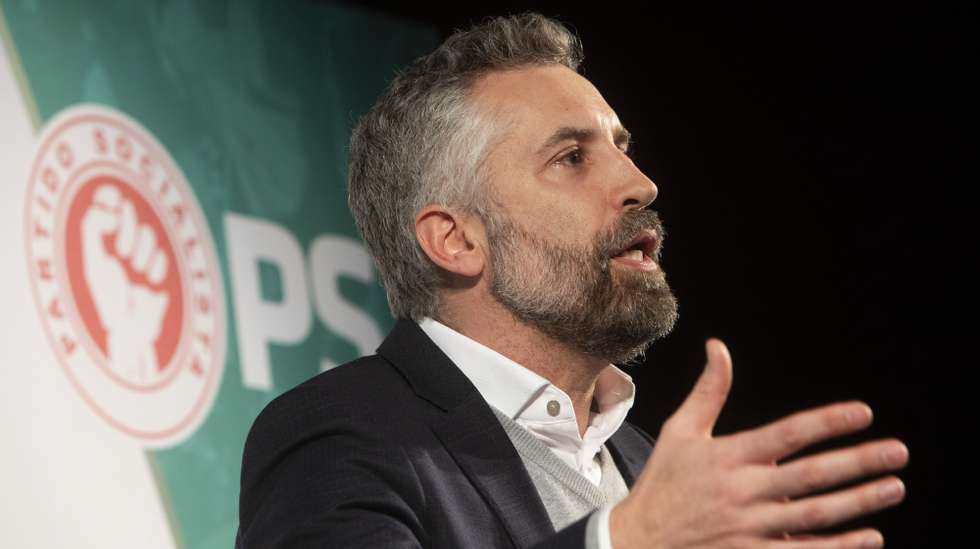 Pedro Nuno Santos, candidato a secretário-geral do Partido Socialista (PS), intervém durante um encontro com militantes e simpatizantes no Auditório Paulo Quintela, em Bragança, 08 de dezembro de 2023. MIGUEL PEREIRA DA SILVA/LUSA