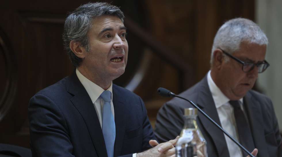 O ministro da Administração Interna, José Luís Carneiro, durante a audição na Comissão de Assuntos Constitucionais, Direitos, Liberdades e Garantias na Assembleia da República em Lisboa, 10 de janeiro de 2024. MIGUEL A. LOPES/LUSA