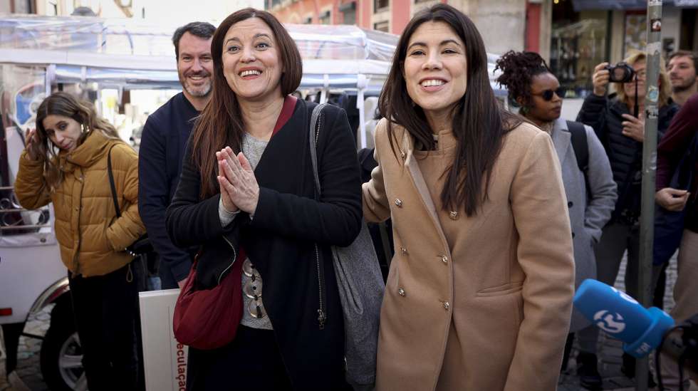 Left Block (BE) coordinator Mariana Mortagua (R) accompanied by the head of the Left Block list for the Porto constituency, Marisa Matias (C) during a visit to the old Veiga Beirao school, as part of the campaign for the legislative elections on 10 March, in Lisbon, Portugal, 29 February 2024. On 15 January, the President of the Republic decreed the dissolution of parliament and the calling of early legislative elections for 10 March, following the resignation of the Prime Minister, António Costa, submitted on 7 November in connection with Operation Influencer, and immediately accepted by the President of the Republic.  FILIPE AMORIM/LUSA