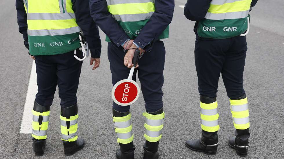 Militares da Guarda Nacional Republicana (GNR) durante uma ação de fiscalização/sensibilização sobre segurança rodoviária na Autoestrada A12, em Palmela, 29 de dezembro de 2023. ANTÓNIO PEDRO SANTOS/LUSA