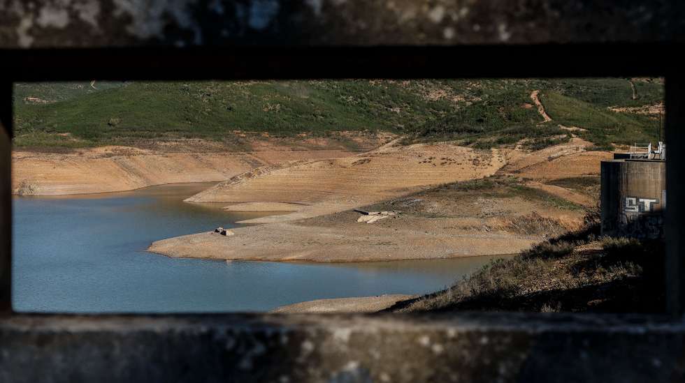 Barragem do Arade, uma das barragem do barlavento Algarvio que se encontrava em novembro a 14,9% do seu nível máximo, devido à falta de chuva que se tem feito sentir no Algarve, em Silves, 21 de dezembro de 2023. Os produtores de laranja algarvios, principalmente os da região de Silves, estão desesperados com a falta de água e alertam para o risco de desaparecimento da cultura de citrinos, estando há dois meses a racionar água. (ACOMPANHA TEXTO DA LUSA DO DIA 23 DE DEZEMBRO DE 2023). LUÍS FORRA/LUSA