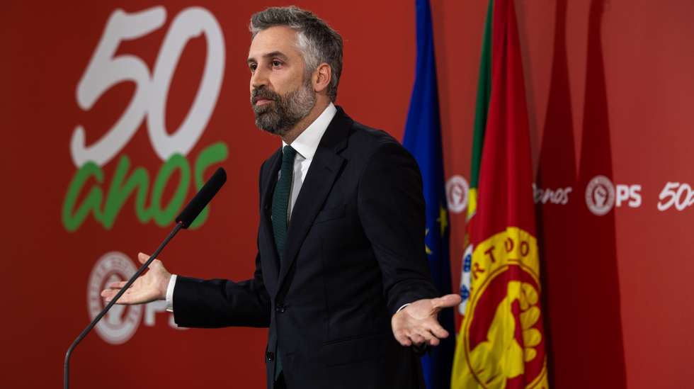 O secretário-geral do Partido Socialista (PS), Pedro Nuno Santos, faz uma declaração aos jornalistas após a tomada de posse do novo governo liderado por Luís Montenegro, na sede do PS, em Lisboa, 03 de abril de 2024. JOSÉ SENA GOULÃO/LUSA