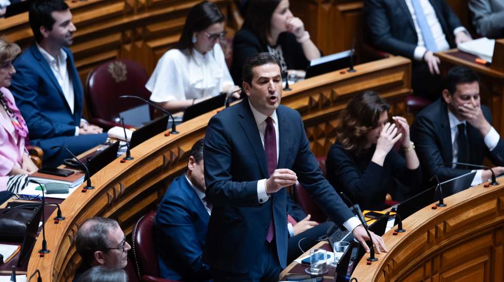 O líder do grupo parlamentar do Partido Social Democrata (PSD), Hugo Soares, intervém durante a sessão plenária de discussão do programa de Governo, na Assembleia da República, em Lisboa, 11 de abril de 2024. JOSÉ SENA GOULÃO/LUSA
