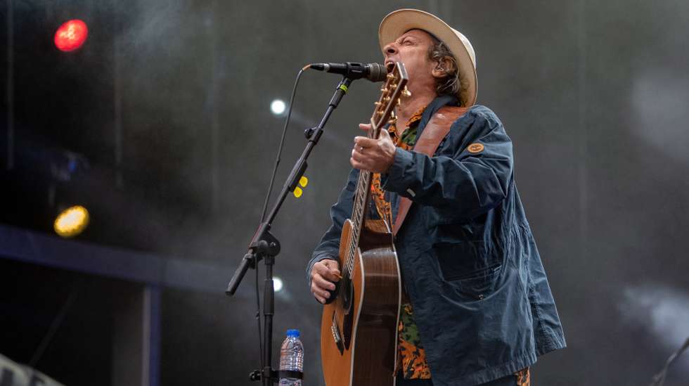 epa10746675 Portuguese singer Jorge Palma performs live in concert on the first day of the Mares Vivas Festival in Madalena, Vila Nova de Gaia, Portugal, 14 July 2023. The festival  runs until 16 July.  EPA/RUI FARINHA