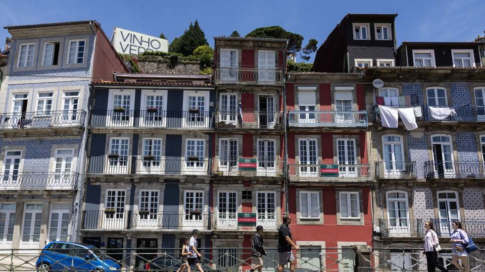 Vista de habitações na zona histórica do Porto, 13 de junho de 2024. JOSÉ COELHO/LUSA