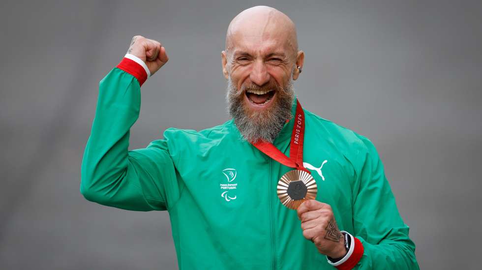 O atleta português Luís Costa posa para a fotografia com a medalha de bronze conquistada na prova de ciclismo de estrada, contrarrelógio H5, dos Jogos Paralímpicos Paris2024, em Paris, França, 04 de setembro de 2024. ANTÓNIO PEDRO SANTOS/LUSA