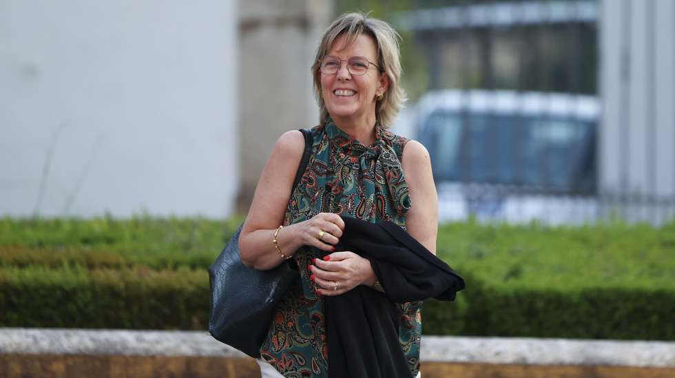 A ex-ministra das Finanças e futura comissária europeia Maria Luís Albuquerque, à chegada para um jantar-conferência na Universidade de Verão do Partido Social Democrata (PSD), que decorre até dia 01 de setembro, numa unidade hoteleira, em Castelo de Vide, 31 de agosto de 2024. NUNO VEIGA/LUSA