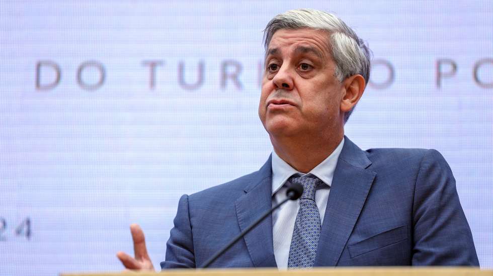 O governador do Banco de Portugal, Mário Centeno intervém na VII Cimeira do Turismo Português, organizada pela Confederação do Turismo de Portugal (CTP), sob o tema "Turismo é Valor", no dia Mundial do Turismo, Palácio Nacional de Mafra, 27 de setembro de 2024. MIGUEL A. LOPES/LUSA