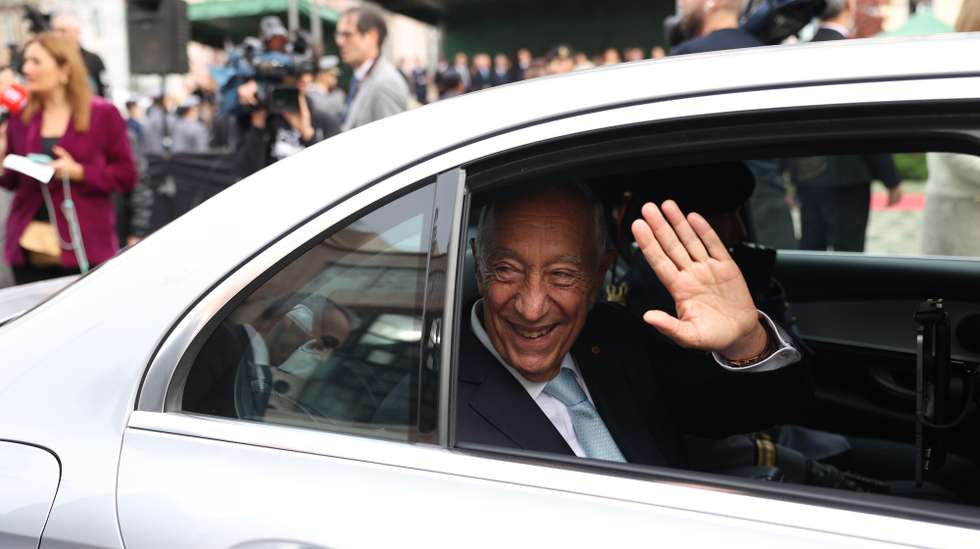 O Presidente da República, Marcelo Rebelo de Sousa acena após as Comemorações da Restauração da Independência de Portugal organizadas pela Sociedade Histórica da Independência de Portugual, na Praça dos Restauradores, Lisboa, 1 de dezembro de 2024. MIGUEL A. LOPES/ LUSA