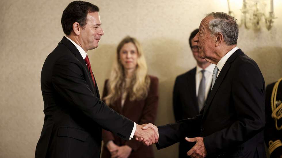 O Presidente da República, Marcelo Rebelo de Sousa (D), recebe os cumprimentos do primeiro-ministro, Luís Montenegro (E), durante a cerimónia de apresentação dos cumprimentos de Natal do Governo ao Presidente da República, no Palácio de Belém em Lisboa, 18 de dezembro de 2024. FILIPE AMORIM/LUSA