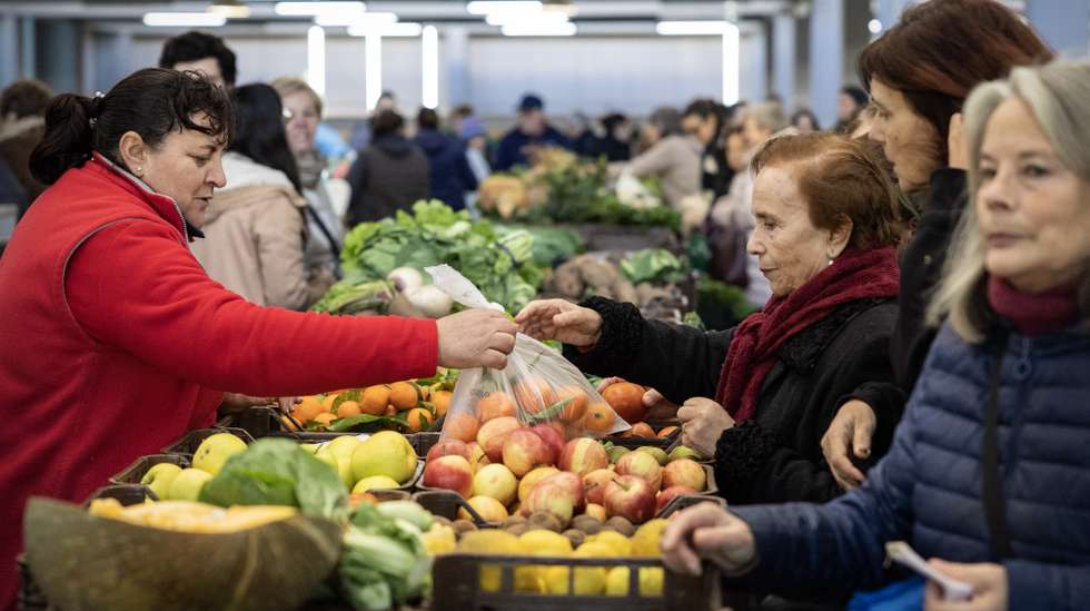 Comércio local no mercado municipal da Póvoa de Varzim, 20 de janeiro de 2024. JOSÉ COELHO/LUSA