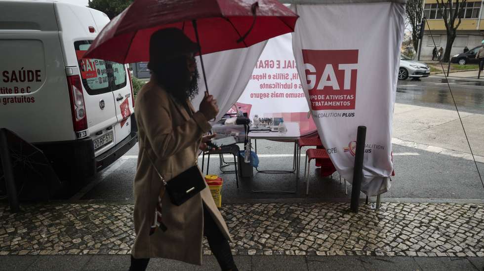 Ação da unidade móvel do GAT Afrik junto à estação ferroviária de Benfica, em Lisboa, onde montou uma tenda para quem quer fazer testes rápidos ao VIH, mas também a outras doenças, como hepatites ou sífilis, obter preservativos ou simplesmente informação, 20 de janeiro de 2025. A população imigrante de origem africana a viver em Portugal tem mais infeções por VIH e hepatites, mas depara-se com várias barreiras ao tratamento, como o preconceito e a burocracia, que atrasam a resposta e podem levar a mais infeções. (ACOMPANHA TEXTO DE 25 DE JANEIRO DE 2025). ANDRÉ KOSTERS/LUSA