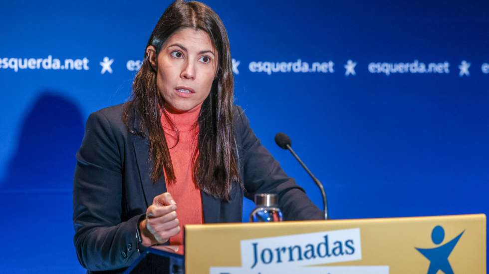 A coordenadora do Bloco de Esquerda (BE), Mariana Mortágua, durante a intervenção na sessão de abertura das Jornadas Parlamentares da partido, que decorrem que decorrem de 27 a 28 de janeiro, em Coimbra, 27 de janeiro de 2025. PAULO NOVAIS/LUSA