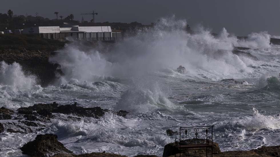 Ondulação junto à estrada do Guincho, Cascais, 27 de janeiro de 2025. Todos os distritos do continente estão hoje e terça-feira sob avisos por causa da chuva e vento forte, oito dos quais a vermelho por causa da agitação marítima, devido aos efeitos da depressão Herminia, segundo o IPMA. JOSÉ SENA GOULÃO/LUSA