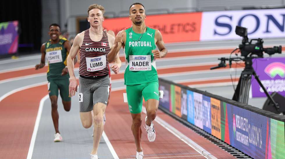 epa11192214 Isaac Nader of Portugal and Kieran Lumb of Canada competes in the 1500m men heats run at the World Athletics Indoor Championships in Glasgow, Britain, 01 March 2024.  EPA/ADAM VAUGHAN
