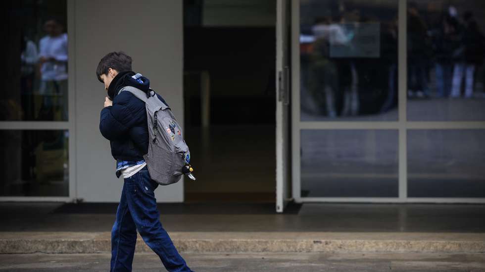 Alunos no exterior da Escola Clara de Resende em dia de greve da Função Pública, no Porto, 06 de dezembro de 2024. Os trabalhadores da função pública cumprem hoje uma greve de 24 horas e a saúde e a educação deverão ser os setores mais afetados. JOSÉ COELHO/LUSA