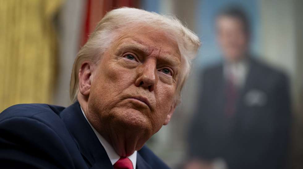 epa11945951 US President Donald Trump in the Oval Office of the White House in Washington, DC, USA, 06 March 2025. Trump signed executive orders to pause tariffs on USMCA trade from Canada and Mexico until 02 April 2025.  EPA/AL DRAGO / POOL