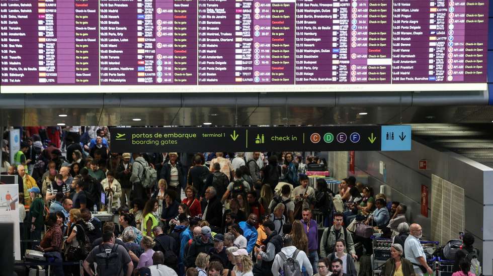 A maior parte dos controles de embarque do aeroporto Humberto Delgado em Lisboa, está a funcionar, registando-se às 10h00, dez voos cancelados e uma longa fila para a recuperação de bagagem perdida, 29 de abril de 2025. TIAGO PETINGA/LUSA