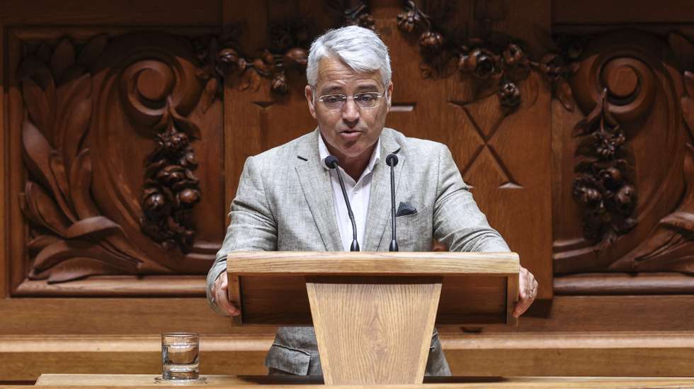 O deputado do JPP, Filipe Sousa, intervém na sessão plenária de apresentação do Programa do XXV Governo Constitucional, na Assembleia da República, em Lisboa, 18 de junho de 2025. MIGUEL A. LOPES/LUSA