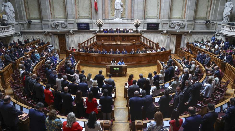 Votação da moção de rejeição 1/XVII do PCP ao governo na sessão plenária de apresentação do Programa do XXV Governo Constitucional, na Assembleia da República, em Lisboa, 18 de junho de 2025. O parlamento chumbou hoje a moção de rejeição do PCP ao Programa do XXV Governo Constitucional, com votos contra do PSD, Chega, PS, IL, CDS-PP e JPP, abstenção de PAN e votos favoráveis de PCP, Livre e BE. MIGUEL A. LOPES/LUSA