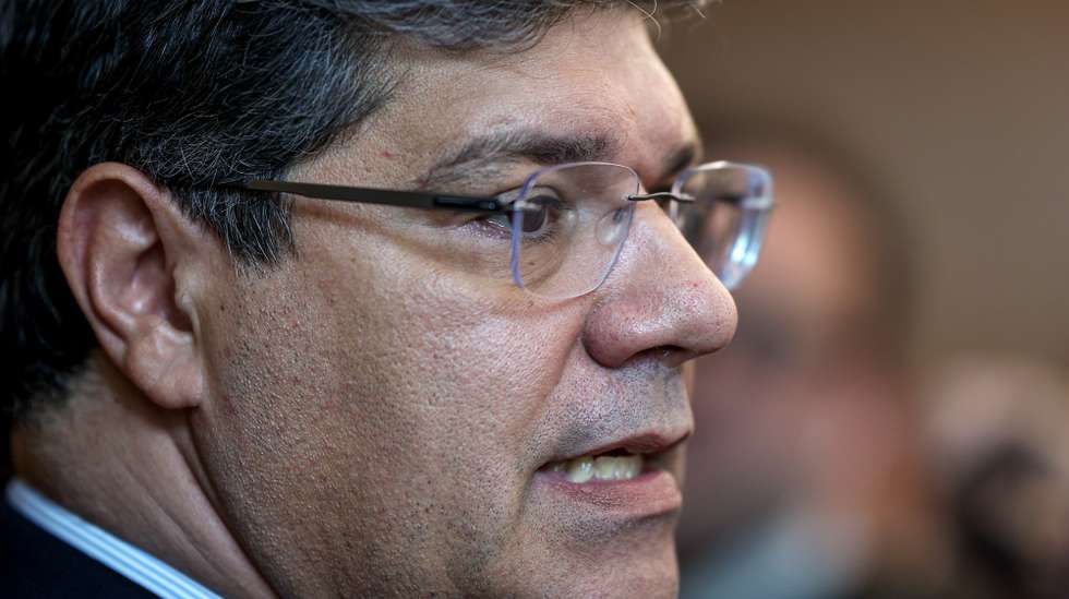 O líder parlamentar do Partido Socialista (PS), Eurico Brilhante Dias, fala aos jornalistas, antes da quarta votação para a eleição do presidente da Assembleia da República, que sucederá a Augusto Santos Silva, que falhou a eleição pelo círculo Fora da Europa nas últimas legislativas, na Assembleia da República em Lisboa, 27 de março de 2024. FILIPE AMORIM/LUSA