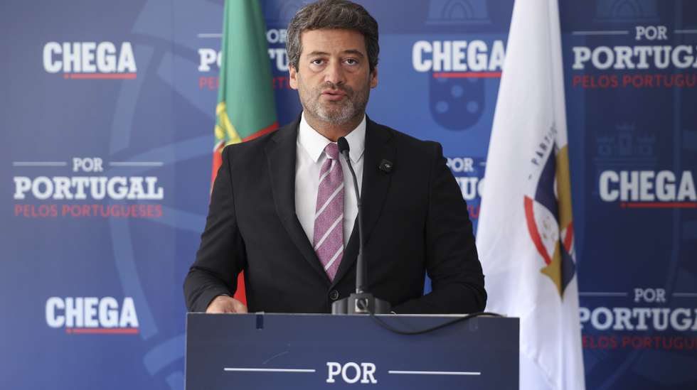 O presidente do Chega, André Ventura, fala aos jornalistas sobre as propostas legislativas do Chega esta tarde na sede do partido em Lisboa, 6 de agosto de 2025.  MIGUEL A. LOPES/LUSA