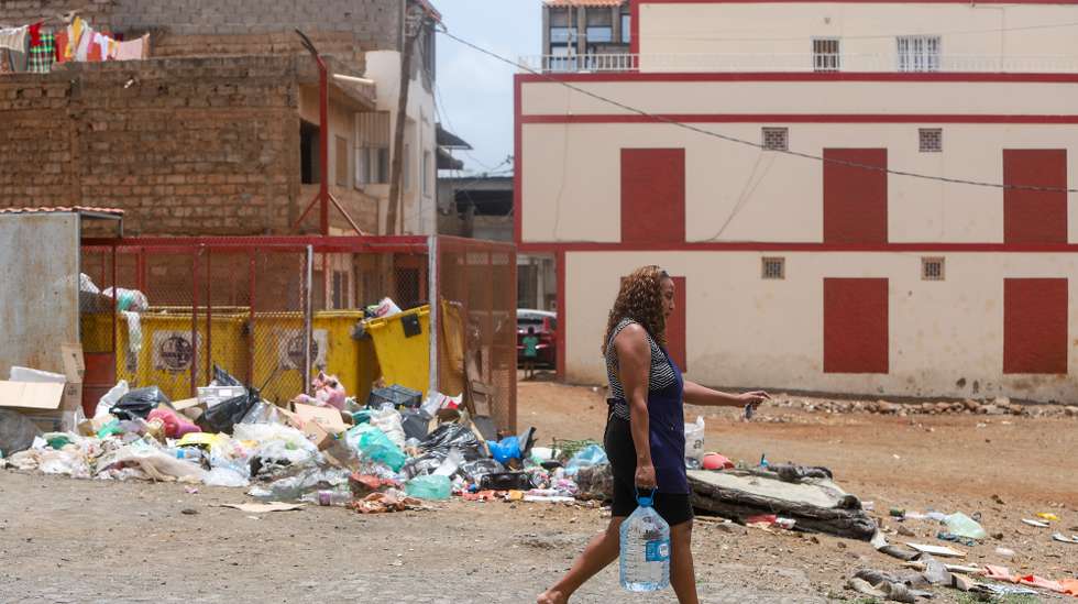 Moradores da cidade da Praia receiam que o lixo acumulado na capital sirva de rastilho para surtos de dengue ou malária, numa altura em que começa a estação das chuvas, propícia à propagação de mosquitos portadores de doenças, Cabo Verde, 18 de julho de 2025. Há dias em que a zona parece uma pequena lixeira, propícia para despejos e onde uma vala situada no meio do terreno é, por vezes, usada como retrete, sem pudores de quem desce e se expõe a céu aberto - um cenário que se repete em recantos de outros bairros da cidade. (ACOMPANHA TEXTO DE 20 DE JULHO DE 2025). ELTON MONTEIRO/LUSA