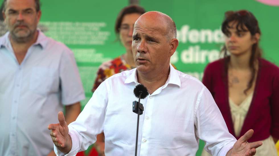 O secretário-geral do Partido Comunista Português (PCP), Paulo Raimundo (C), durante o discurso de abertura da 49.ª Festa do Avante, na Quinta da Atalaia, Amora, Seixal, 5 de setembro de 2025. MIGUEL A. LOPES/LUSA