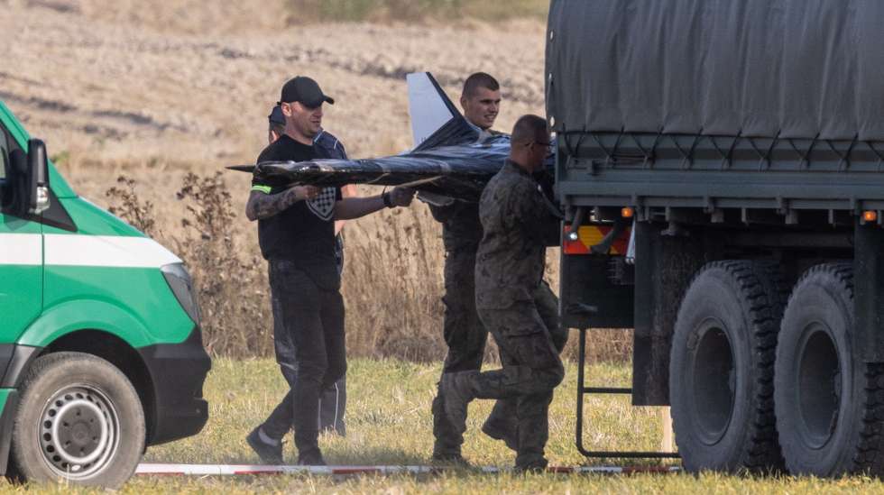 epa12367711 Polish National Territorial Defense Forces at the crash site of a Russian drone in the village of Wohyn, eastern Poland, 10 September 2025. Polish Prime Minister Donald Tusk reported that 19 violations of Polish airspace occurred overnight during a Russian attack on Ukraine, with drones repeatedly violating Polish airspace.  EPA/WOJTEK JARGILO  POLAND OUT