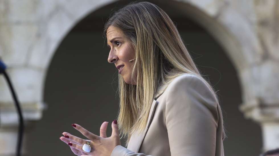 A ministra da Cultura, Juventude e Desporto, Margarida Balseiro Lopes, durante a intervenção na apresentação da 17.ª edição da Manifesta em Coimbra, organizada em colaboração com o Anozero — Bienal de Coimbra, Coimbra, 17 de setembro de 2025. A cada dois anos, a Bienal Nómada Europeia Manifesta realiza-se numa cidade diferente ou região anfitriã da Europa, beneficiando das condições locais, culturais, urbanas e ambientais, enquanto reimagina, com os cidadãos e comunidades locais, a forma como vivemos, trabalhamos e concebemos o nosso futuro coletivo na Europa. Coimbra será a cidade anfitriã da Manifesta 2028. PAULO NOVAIS/LUSA