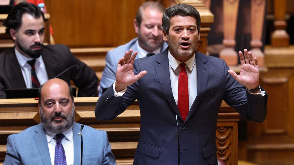 O presidente do Chega, André Ventura, intervém durante o debate quinzenal com a presença do primeiro-ministro, na Assembleia da República, em Lisboa, 24 de setembro de 2025. O primeiro-ministro regressa hoje aos debates quinzenais no parlamento mais de sete meses depois da última discussão neste formato e a pouco mais de duas semanas da entrega do Orçamento do Estado para 2026. ANTÓNIO COTRIM/LUSA