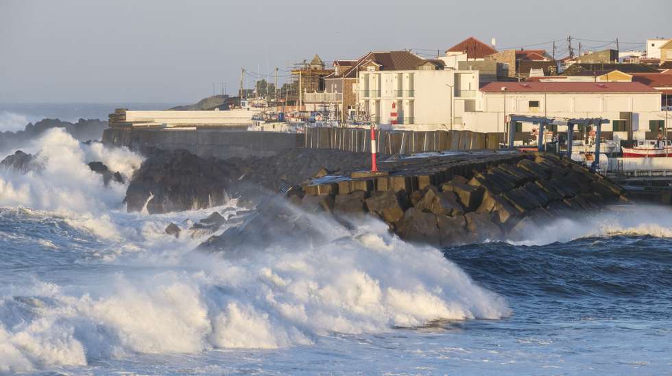 Mar agitado e vento forte no porto de pesca de São Mateus da Calheta, ilha Terceira, Açores, 26 de setembro de 2025. O ciclone tropical Gabrielle que atinge os Açores deixou de ser um furacão de categoria 1 e passou a ser uma depressão pós-tropical, mas as preocupações mantêm-se, segundo o Instituto Português do Mar e da Atmosfera (IPMA). ANTÓNIO ARAÚJO/LUSA