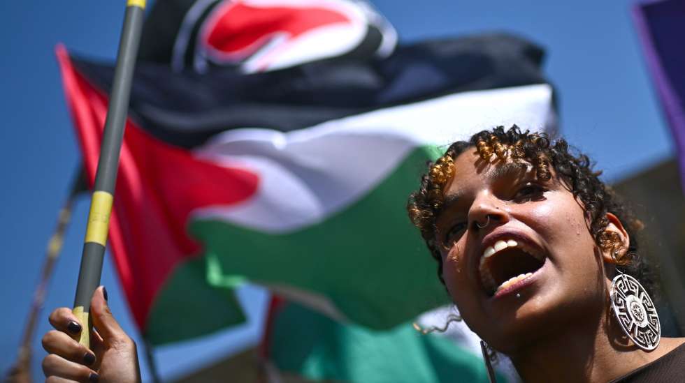 epaselect epa12425318 A demonstrator takes part in a protest calling for the release of the Gaza-bound Global Sumud Flotilla in Brasilia, Brazil, 02 October 2025. Israel's interception of the flotilla, which was carrying aid, has sparked international condemnation and protests.  EPA/ANDRE BORGES