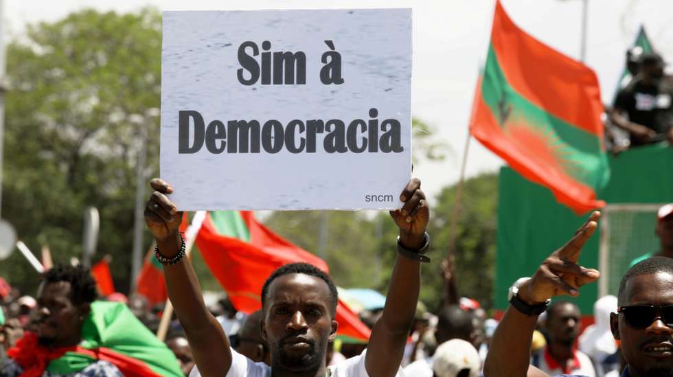 Ativistas pela paz participam na marcha da cidadania "Por uma Angola Livre da Fome", que contou com presença militantes e simpatizante da Frente Patriótica Unida (FPU), e da Casa-Ce, em Luanda, Angola, 23 de novembro de 2024. AMPE ROGÉRIO/LUSA