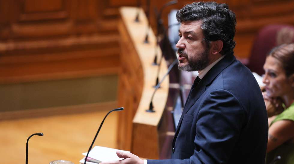 O deputado do Partido Socialista (PS), Pedro Delgado Alves, durante a sessão plenária para discussão para, entre outros assuntos, a reapreciação do Decreto da Assembleia da República n.º 6/XVII - Altera a Lei n.º 23/2007, de 4 de julho, que aprova o regime jurídico de entrada, permanência, saída e afastamento de estrangeiros do território nacional, na Assembleia da República, em Lisboa, 30 de setembro de 2025. MANUEL DE ALMEIDA/LUSA