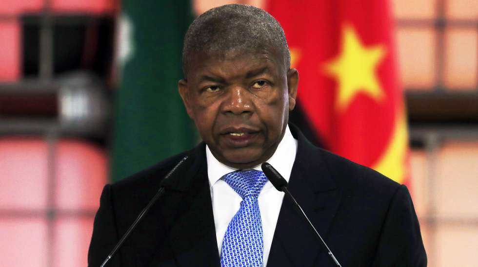 João Lourenço, Presidente de Angola, discursa na abertura da 3ª Cimeira sobre o Finaciamento para o Desenvolvimento de Infraestutura em Africa, Luanda, Angola, 28 de outubro de 2025. Organizada pelo Grupo Técnico de Apoio à Comissão Multissetorial e no âmbito da presidência de Angola da União Africana, a cimeira é uma plataforma de diálogo para parcerias sustentáveis que coloquem o continente na rota da integração de infraestruturas que promovam a conectividade, inovação e sustentabilidade regional. Reúne decisores políticos, investidores e parceiros internacionais e o programa inclui fóruns de negócios, encontros bilaterais e sessões temáticas. AMPE ROGÉRIO/LUSA