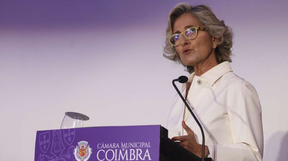 A presidente da Câmara Municipal de Coimbra, Ana Abrunhosa, durante a cerimónia de posse dos orgãos autárquicos de Coimbra onde foi empossada como presidente da autarquia, no Convento São Francisco, Coimbra, 4 de novembro de 2025. PAULO NOVAIS/LUSA