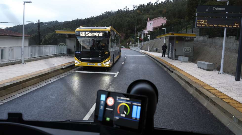 Autocarros do Metrobus do Mondego na Estação de Trémoa no primeiro dia de atividade do Sistema de Mobilidade de Coimbra - Metro Mondego, no troço entre a Portagem, em Coimbra e Serpins, na Lousã, 16 de dezembro de 2025. O Sistema de Mobilidade do Mondego (SMM) entre Coimbra e Serpins (Lousã) arranca hoje a sua operação, 15 anos depois de se ter encerrado o ramal ferroviário para dar agora lugar ao ‘metrobus’. PAULO NOVAIS/LUSA